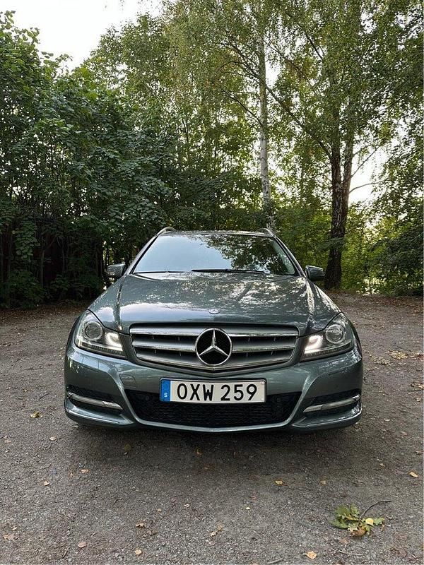 Grå Begagnad 2012 Mercedes C220 Kombi | 145 000 kr (Dyr) - Bild 1/4