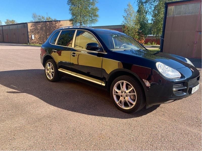 Svart Begagnad 2005 Porsche Cayenne S SUV | 89 900 kr (Marknadspris) - Bild 1/4