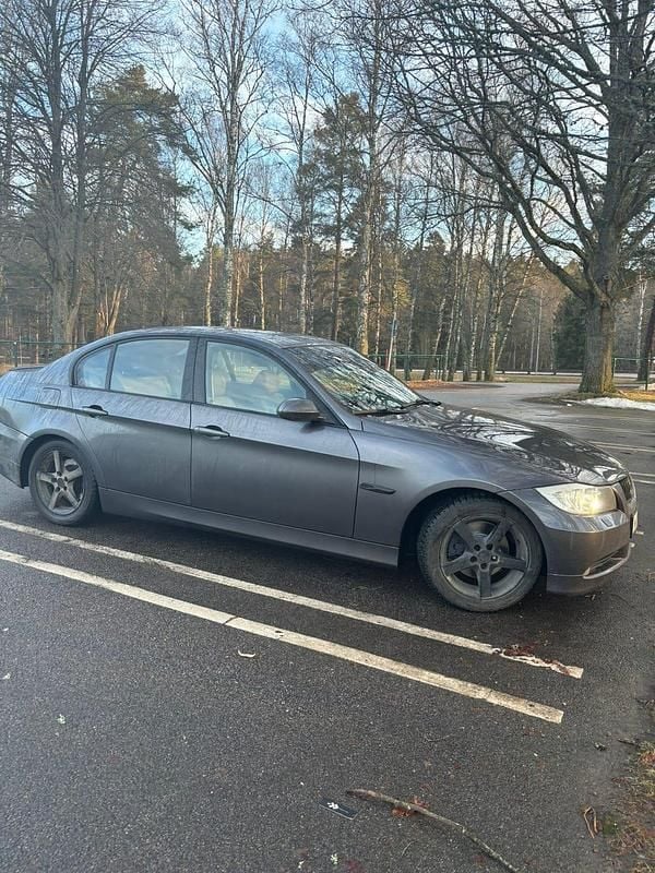 Begagnad BMW 325 218 HK (160 kW) 2005 Sedan