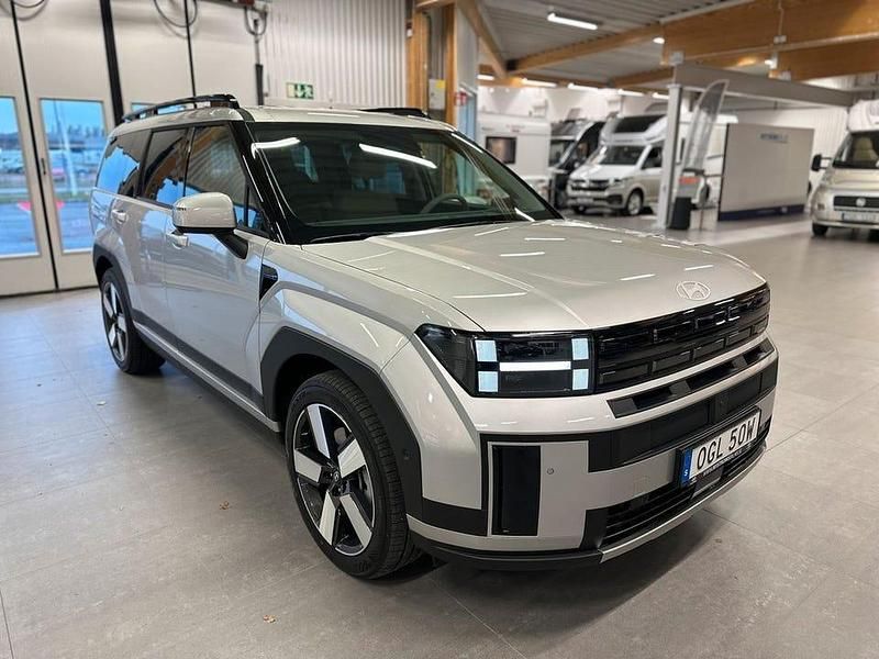 Silver Ny 2025 Hyundai Santa Fe Advanced SUV | 689 900 kr (Marknadspris) - Bild 1/4