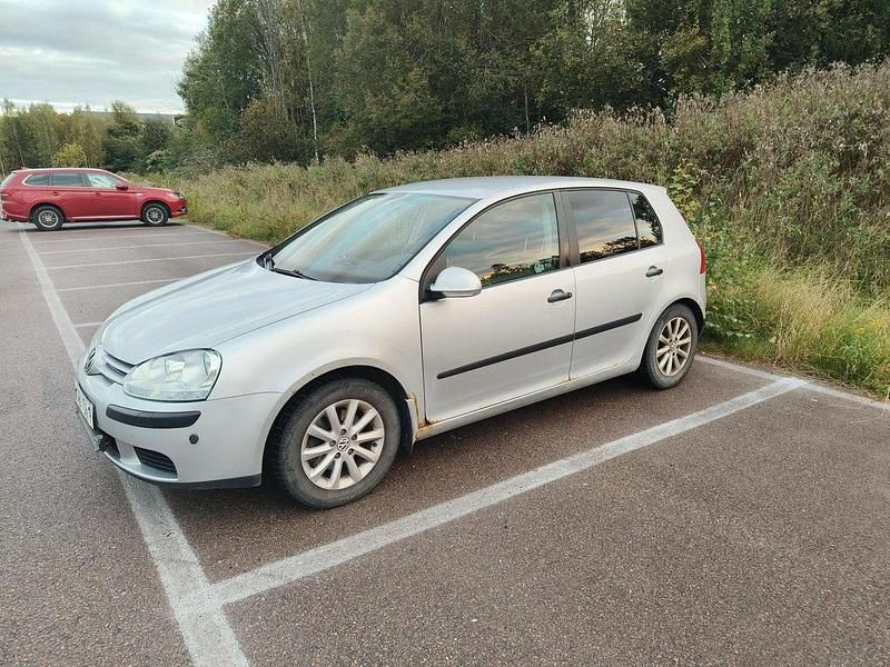 Silver Begagnad 2005 VW Golf IV Halvkombi | 25 000 kr (Marknadspris) - Bild 1/4