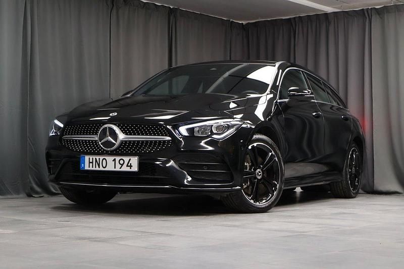 Svart Begagnad 2022 Mercedes CLA250e Shooting Brake Premium Kombi | 379 000 kr (Marknadspris) - Bild 1/4