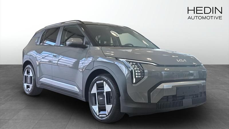 Grå (grey) Ny 2025 Kia EV3 Plus SUV | 504 370 kr - Bild 1/4