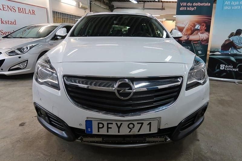 Begagnad Opel Insignia Country Tourer Business 170 HK (125 kW) 2017 Vit Kombi