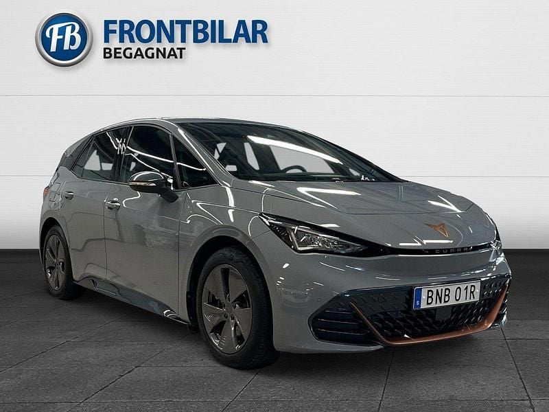 Ljusgrå (grå) Begagnad 2023 Cupra Born Halvkombi | 254 900 kr (Bra pris) - Bild 1/3