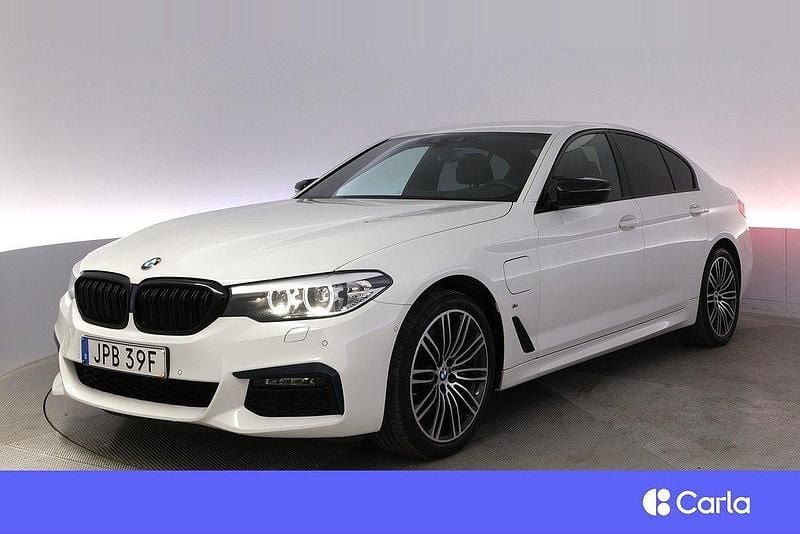 Vit Begagnad 2019 BMW 530e iPerformance Sedan | 334 900 kr (Marknadspris) - Bild 1/4
