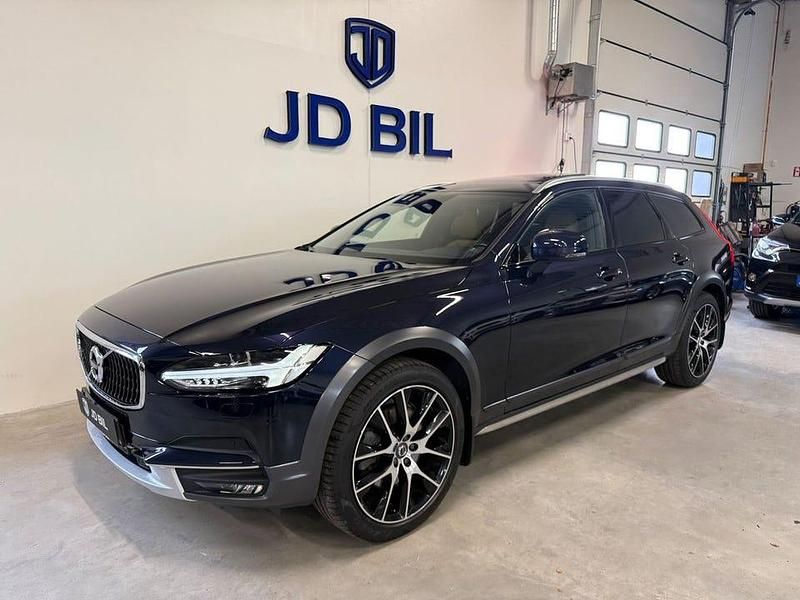 Mörkblå Begagnad 2017 Volvo V90 CC Inscription Kombi | 309 900 kr (Marknadspris) - Bild 1/4