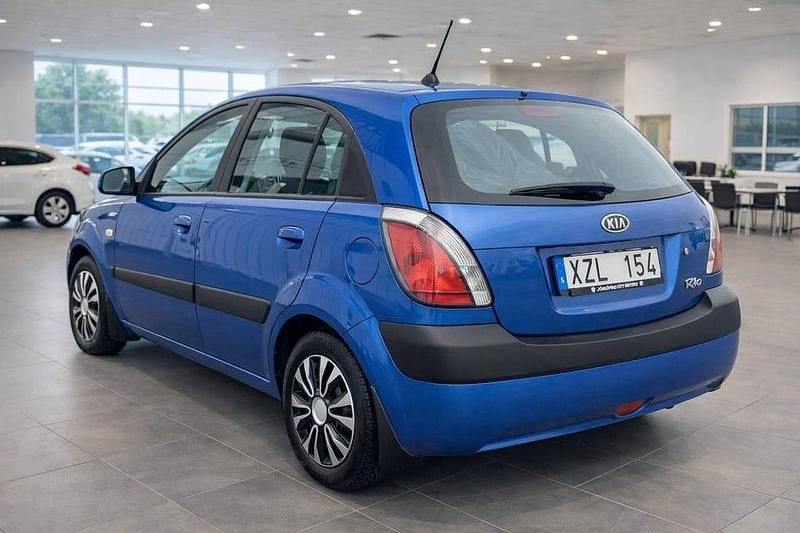 Begagnad Kia Rio 97 HK (71 kW) 2006 Mörkblå Halvkombi