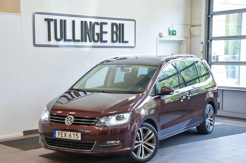 Mörkröd Begagnad 2016 VW Sharan GT Minibuss | 199 900 kr (Marknadspris) - Bild 1/4