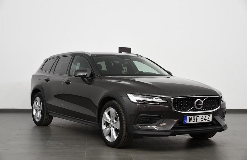 Begagnad Volvo V60 CC Core 253 HK (186 kW) 2024 Grå Kombi