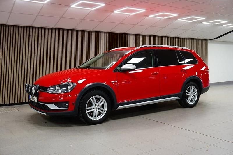 Röd Begagnad 2015 VW Golf Alltrack Kombi | 169 700 kr (Marknadspris) - Bild 1/4