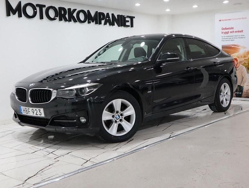 Svart Begagnad 2016 BMW 320 Gran Turismo Sport Line Halvkombi | 184 900 kr (Marknadspris) - Bild 1/4