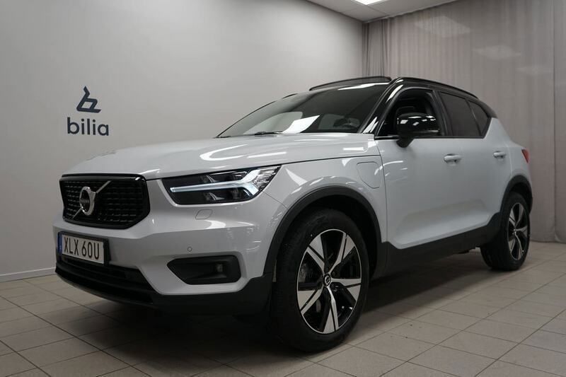 Silver Begagnad 2022 Volvo XC40 R-Design SUV | 399 900 kr (Marknadspris) - Bild 1/3