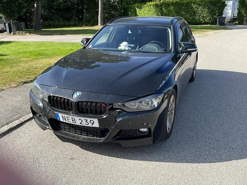 Svart Begagnad 2013 BMW 320 Sport Line Kombi | 115 000 kr (Dyr) - Bild 1/2