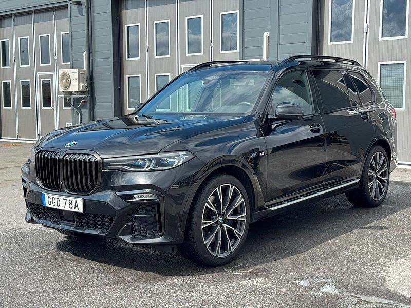 Svart Begagnad 2020 BMW X7 M Sport SUV | 759 900 kr (Marknadspris) - Bild 1/4