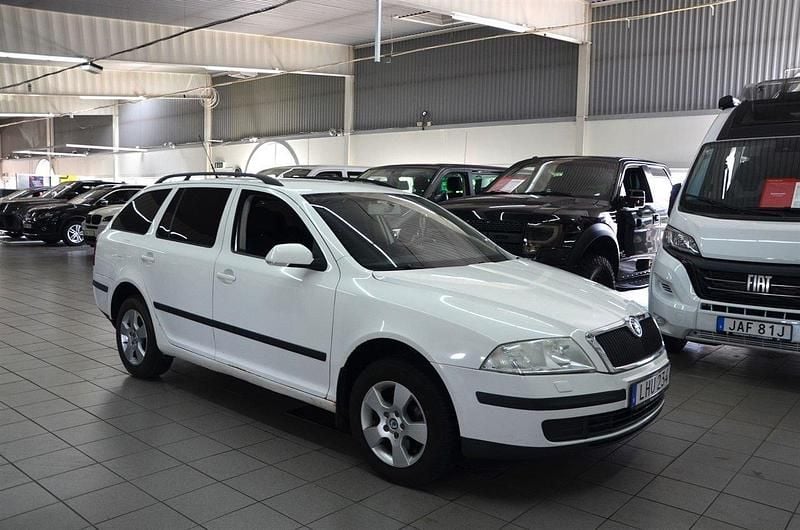 Vit Begagnad 2007 Skoda Octavia Kombi | 24 900 kr (Lite dyr) - Bild 1/4