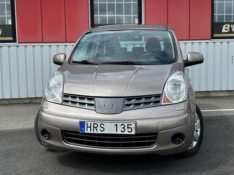 Ljusbrun Begagnad 2008 Nissan Note Minibuss | 49 900 kr (Marknadspris) - Bild 1/4