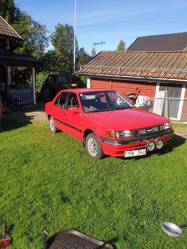 Begagnad 1991 Mazda 323 Sedan | 15 000 kr - Bild 1/4