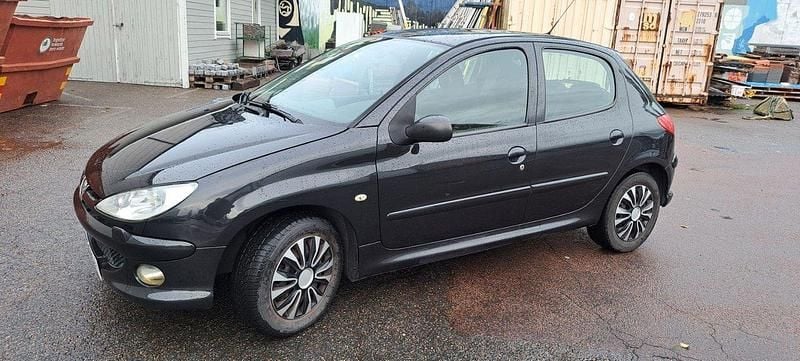 Svart Begagnad 2006 Peugeot 206 Halvkombi | 15 500 kr (Lite dyr) - Bild 1/4