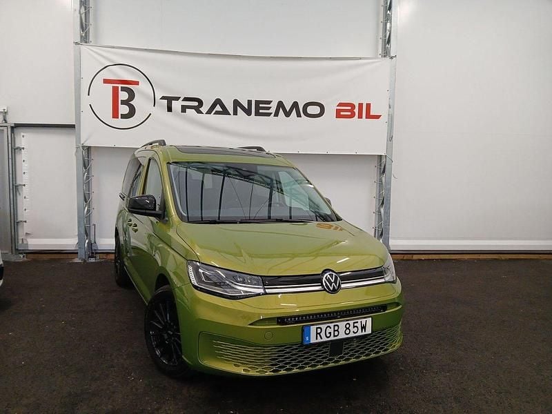 Grön Begagnad 2023 VW Caddy Life Minibuss | 369 900 kr - Bild 1/4