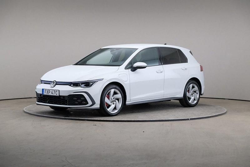 Grön (pure white (solid)) Begagnad 2020 VW Golf VIII GTE Sedan | 319 000 kr (Dyr) - Bild 1/4