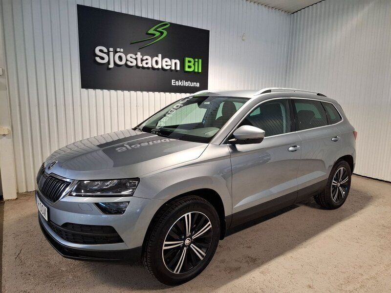 Grå Begagnad 2018 Skoda Karoq Style SUV | 239 900 kr (Marknadspris) - Bild 1/3