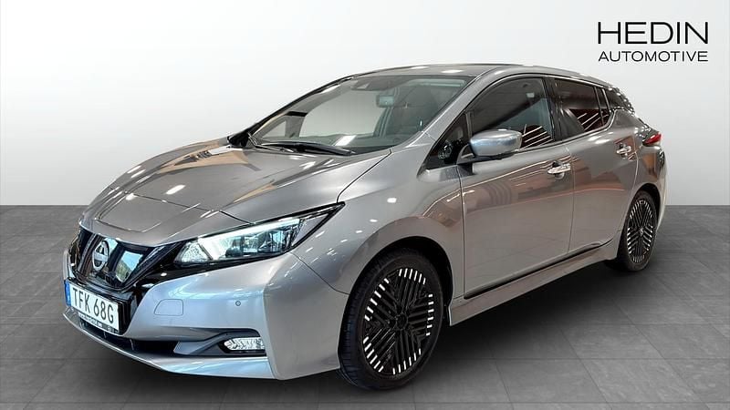 Svart Begagnad 2022 Nissan Leaf 360º Halvkombi | 174 900 kr (Marknadspris) - Bild 1/4