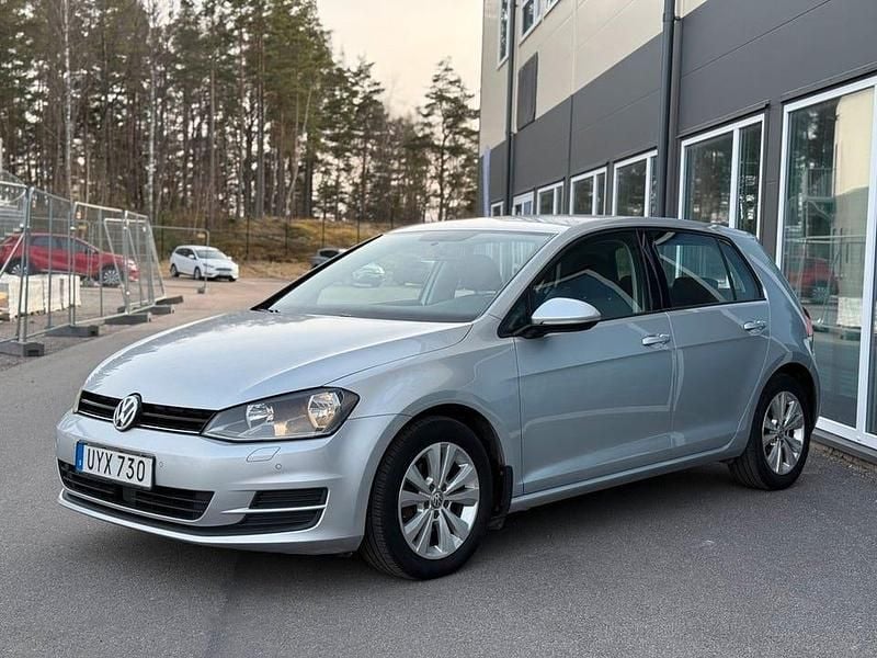 Silver Begagnad 2016 VW Golf VII Halvkombi | 109 400 kr (Marknadspris) - Bild 1/4