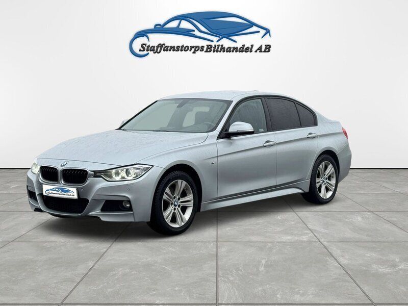 Silver Begagnad 2014 BMW 320 M Sport Sedan | 139 900 kr (Marknadspris) - Bild 1/4