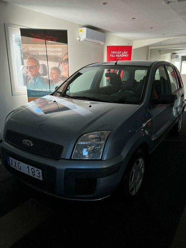 Ljusblå Begagnad 2006 Ford Fusion Halvkombi | 34 000 kr (Dyr) - Bild 1/4