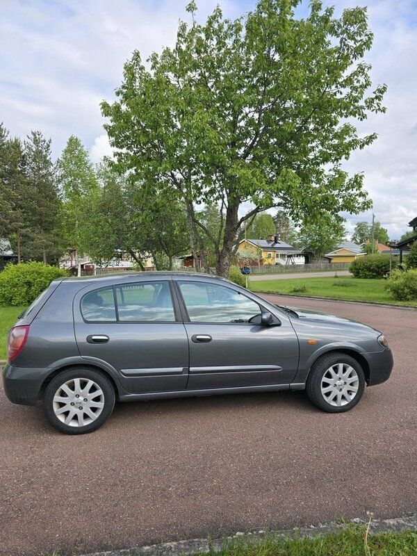 Grå Begagnad 2004 Nissan Almera Halvkombi | 33 000 kr (Lite dyr) - Bild 1/1