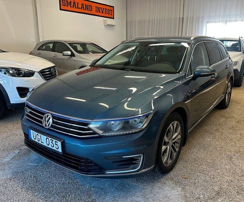 Blå Begagnad 2016 VW Passat GTE Kombi | 129 900 kr (Marknadspris) - Bild 1/4