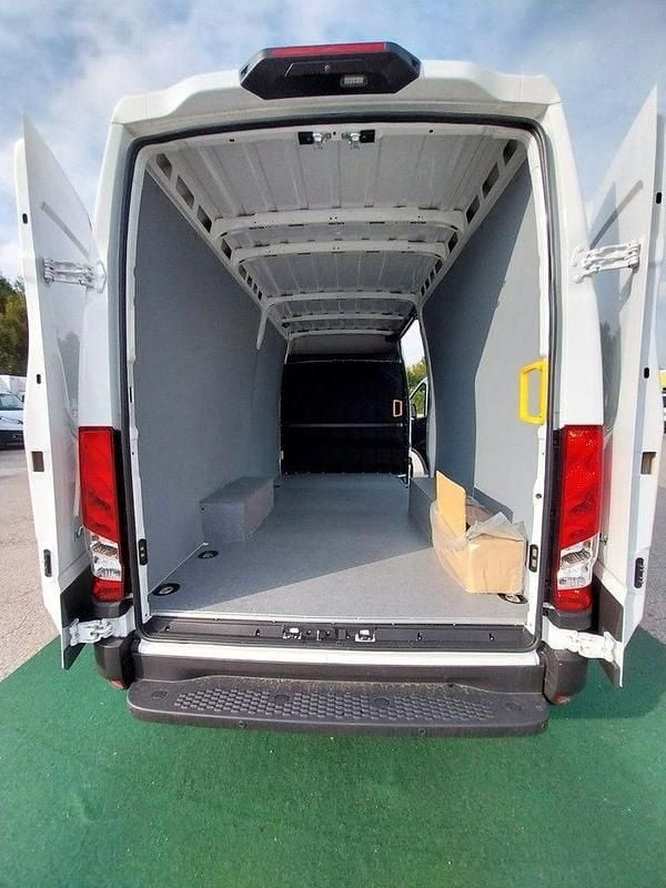 Ny Iveco Daily 136 HK (100 kW) 2025 Vit Van