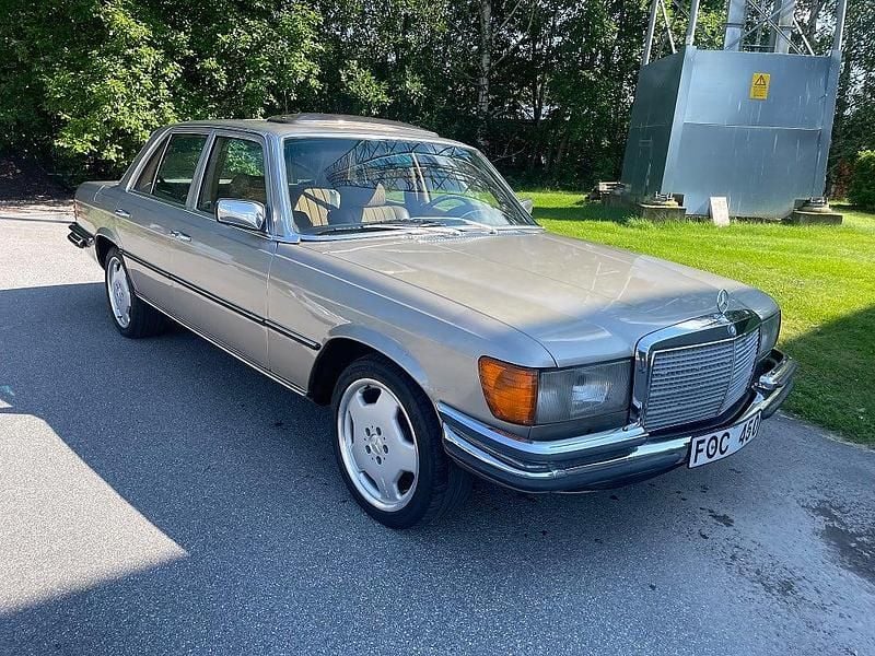 Ljusbrun Begagnad 1975 Mercedes 280 Sedan | 89 500 kr - Bild 1/4