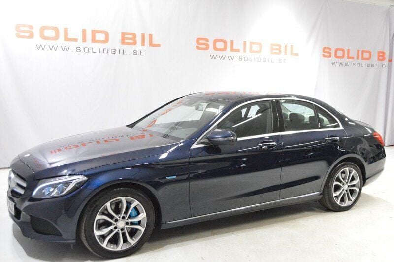 Mörkblå Begagnad 2017 Mercedes C350e Sedan | 169 000 kr - Bild 1/4