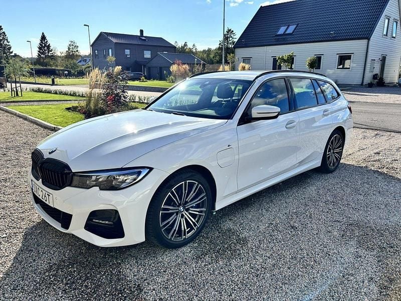 Vit Begagnad 2021 BMW 330e M Sport Kombi | 284 000 kr (Marknadspris) - Bild 1/4
