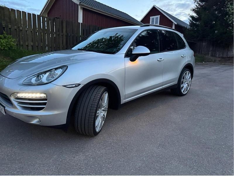 Silver Begagnad 2011 Porsche Cayenne SUV | 199 000 kr (Lite dyr) - Bild 1/4
