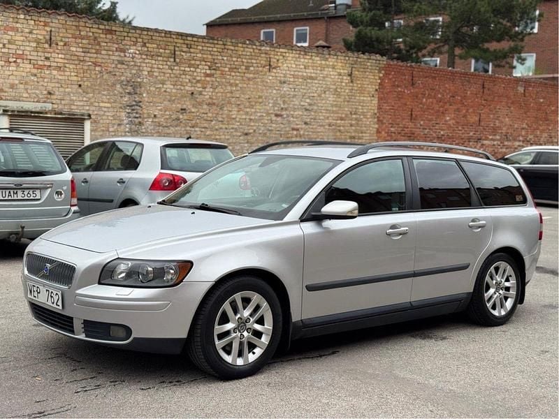 Grå Begagnad 2005 Volvo V50 Kinetic Kombi | 23 000 kr (Marknadspris) - Bild 1/4