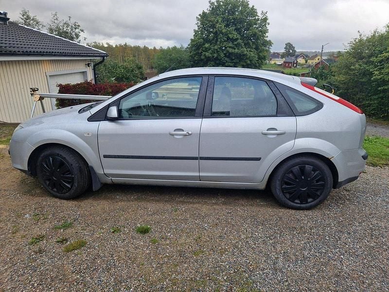 Grå Begagnad 2007 Ford Focus Halvkombi | 20 000 kr (Lite dyr) - Bild 1/4