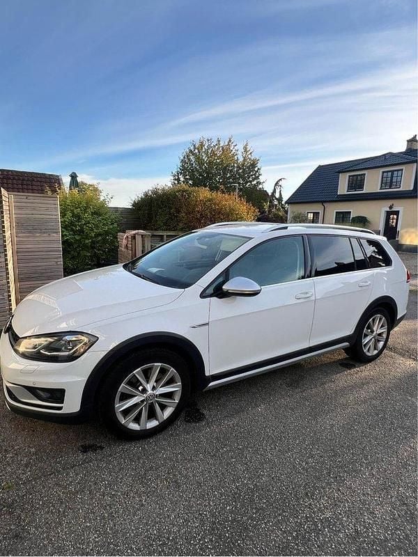 Vit Begagnad 2018 VW Golf Alltrack Kombi | 179 000 kr (Bra pris) - Bild 1/4