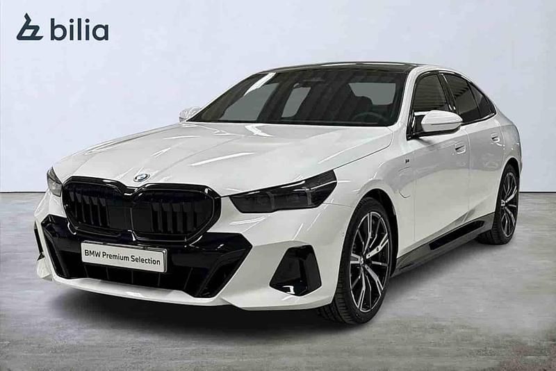 Vit Begagnad 2025 BMW 530e Sedan | 739 900 kr - Bild 1/1