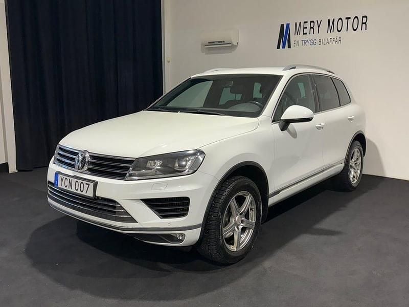 Vit Begagnad 2016 VW Touareg SUV | 179 800 kr (Marknadspris) - Bild 1/4