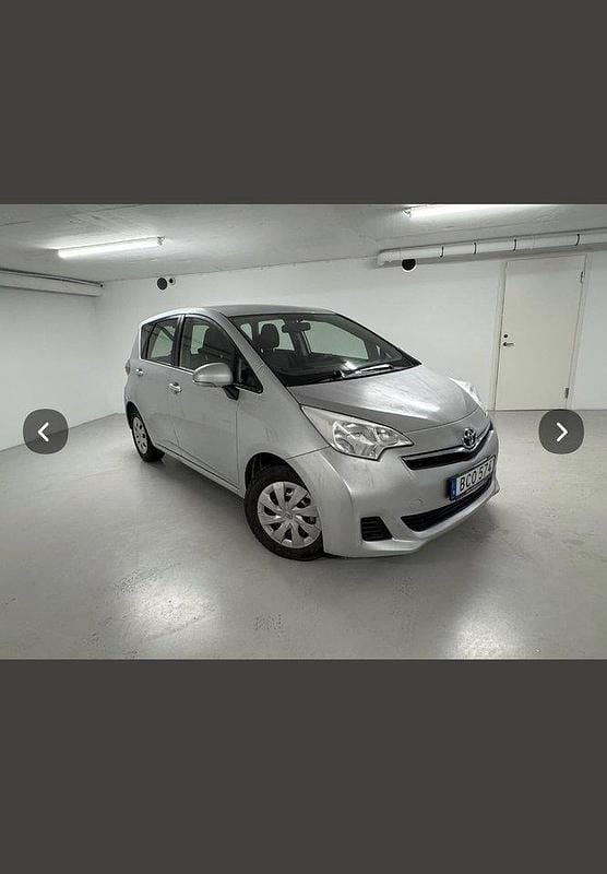 Silver Begagnad 2014 Toyota Verso-S Multidrive S Minibuss | 45 000 kr (Marknadspris) - Bild 1/4