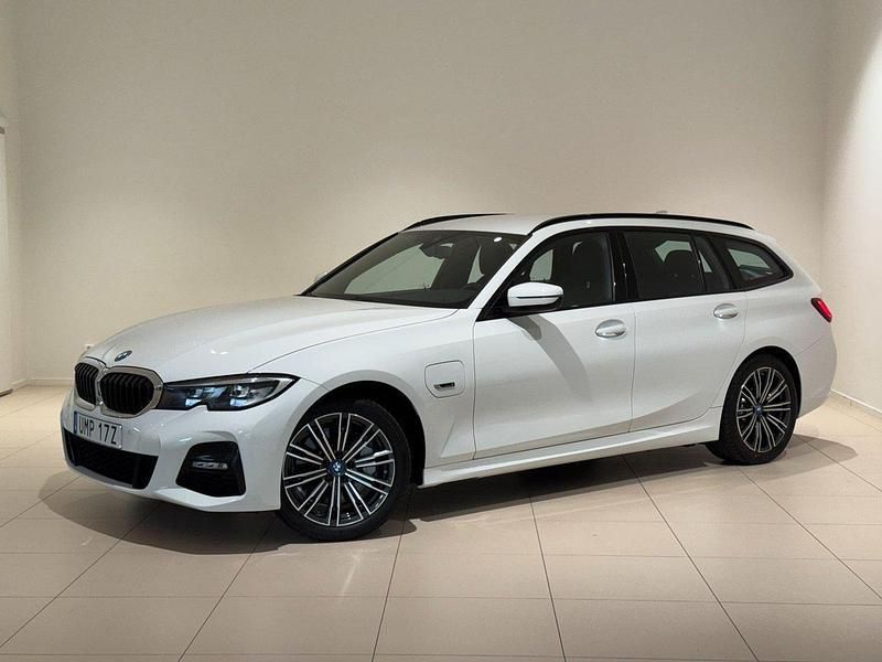Vit Begagnad 2022 BMW 330e M Sport Kombi | 349 800 kr (Marknadspris) - Bild 1/4