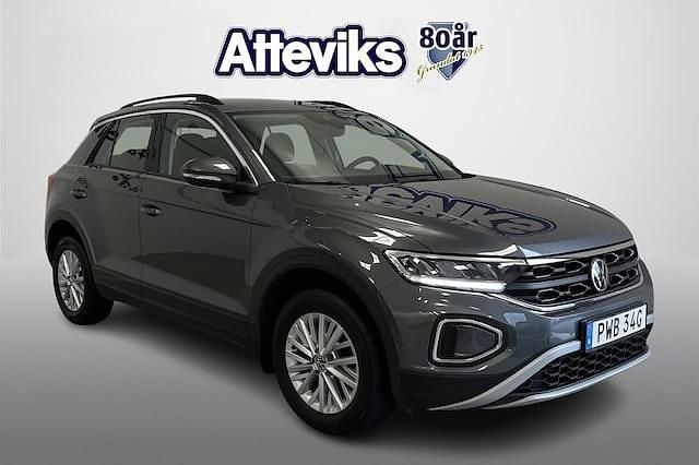 Grå Begagnad 2022 VW T-Roc Life SUV | 269 900 kr (Marknadspris) - Bild 1/4