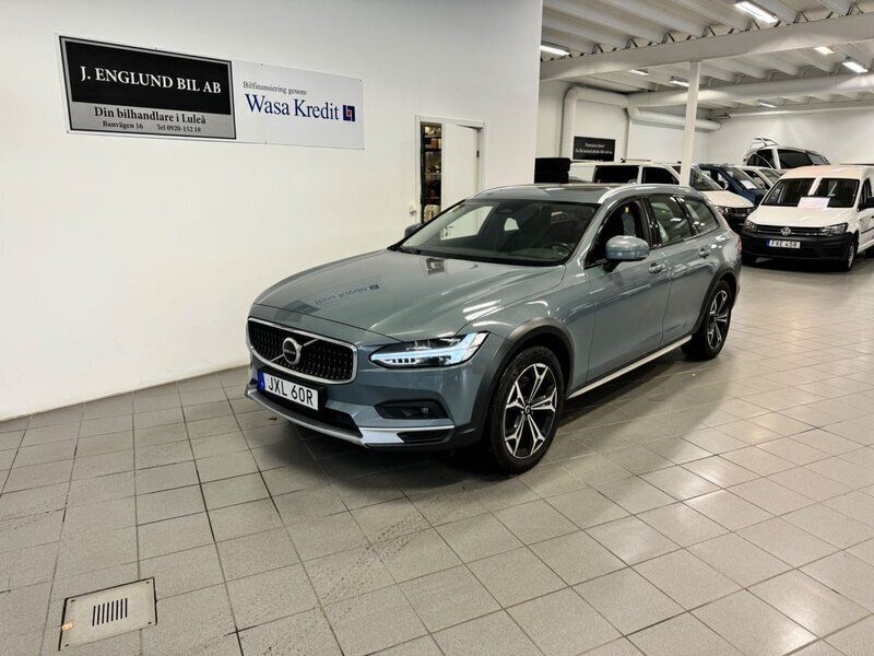 Grå Begagnad 2021 Volvo V90 CC Momentum Kombi | 329 900 kr (Marknadspris) - Bild 1/4
