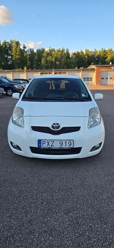 Vit Begagnad 2010 Toyota Yaris Halvkombi | 57 000 kr (Marknadspris) - Bild 1/4
