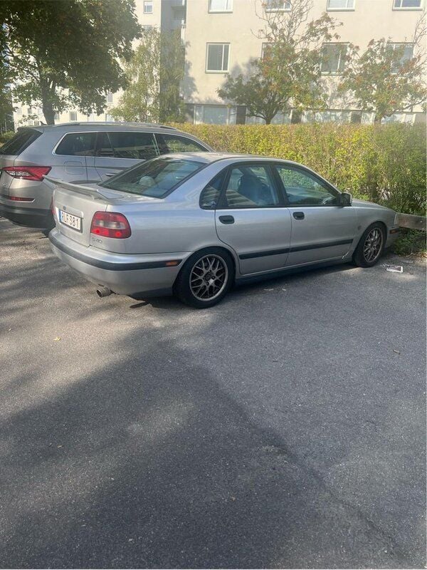 Grå Begagnad 2000 Volvo S40 Sedan | 15 000 kr (Marknadspris) - Bild 1/4