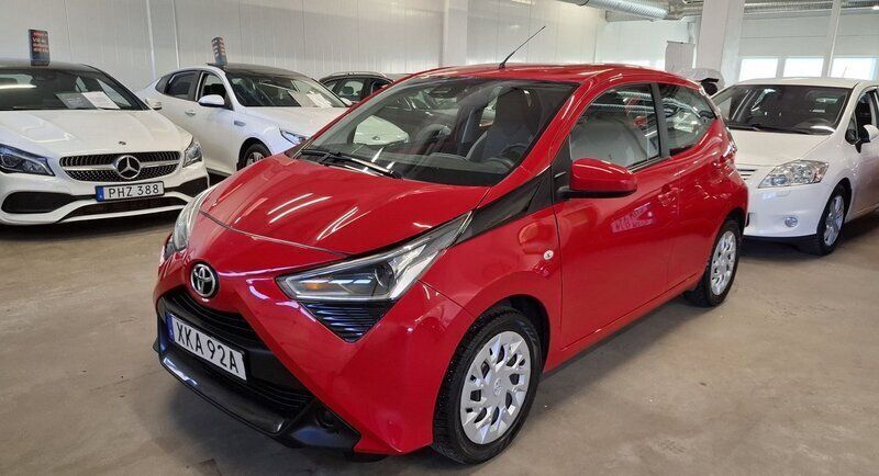 Röd Begagnad 2021 Toyota Aygo X-play Halvkombi | 105 000 kr (Marknadspris) - Bild 1/4