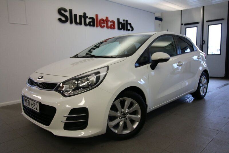 Vit Begagnad 2015 Kia Rio Halvkombi | 99 900 kr (Marknadspris) - Bild 1/4